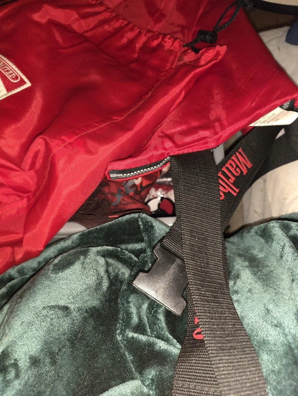 Marlboro vivid red